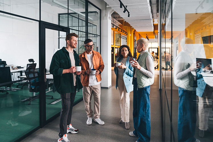 Colaboradores de startup discutindo seu modelo de negócios