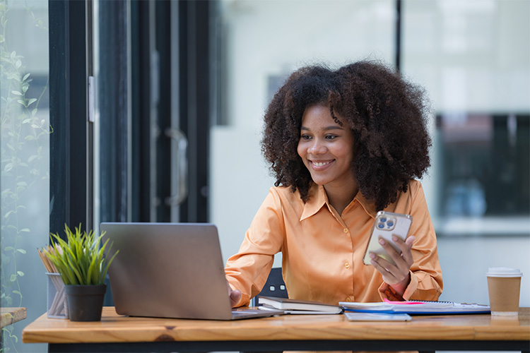 Mulher utilizando serviços financeiros no notebook no trabalho