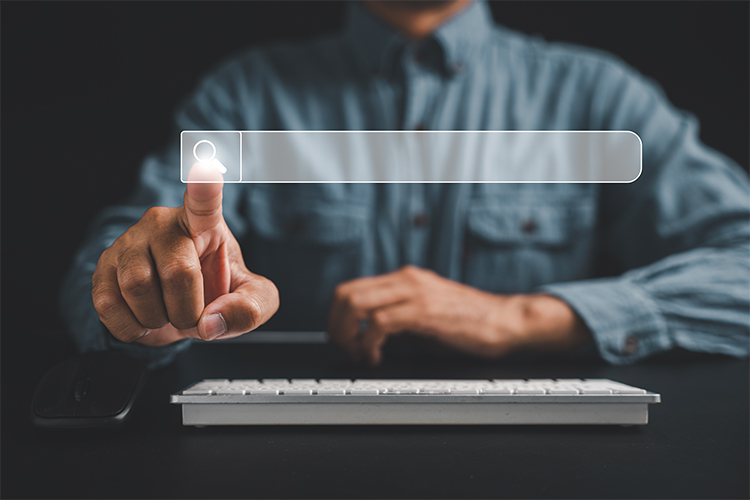 Investidor obtendo insights de blog de investimentos financeiros