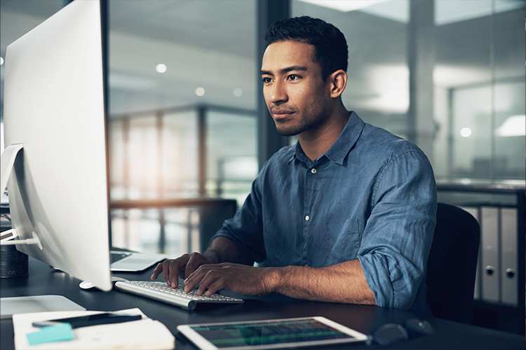 homem testando uma api no computador