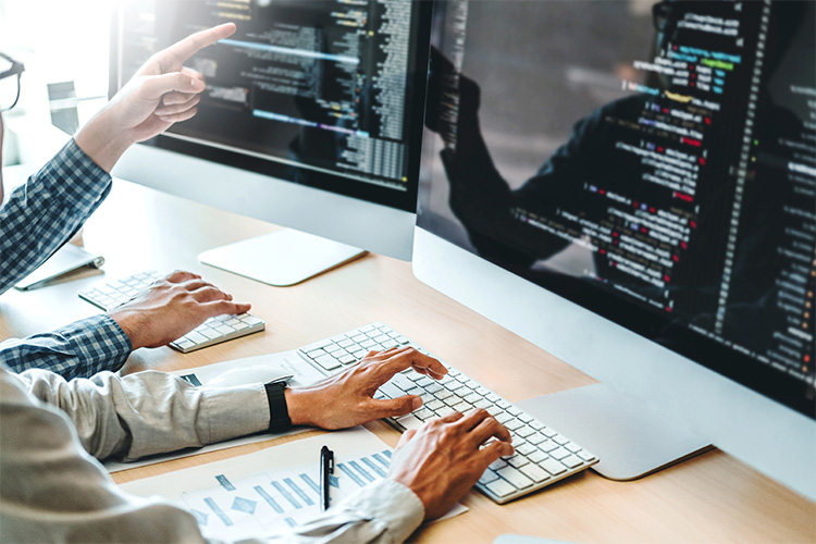 Desenvolvedor de software trabalhando em escritório de empresa com testes de desempenho.