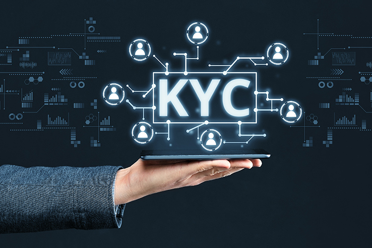 mão com elementos gráficos e a escrita KYC