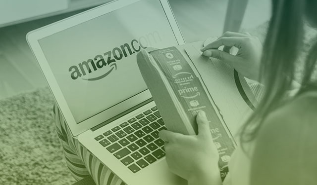 Mulher abrindo pacote da Amazon com computador no colo