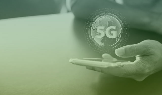 Pessoa usando celular e holograma 5G em cima da tela