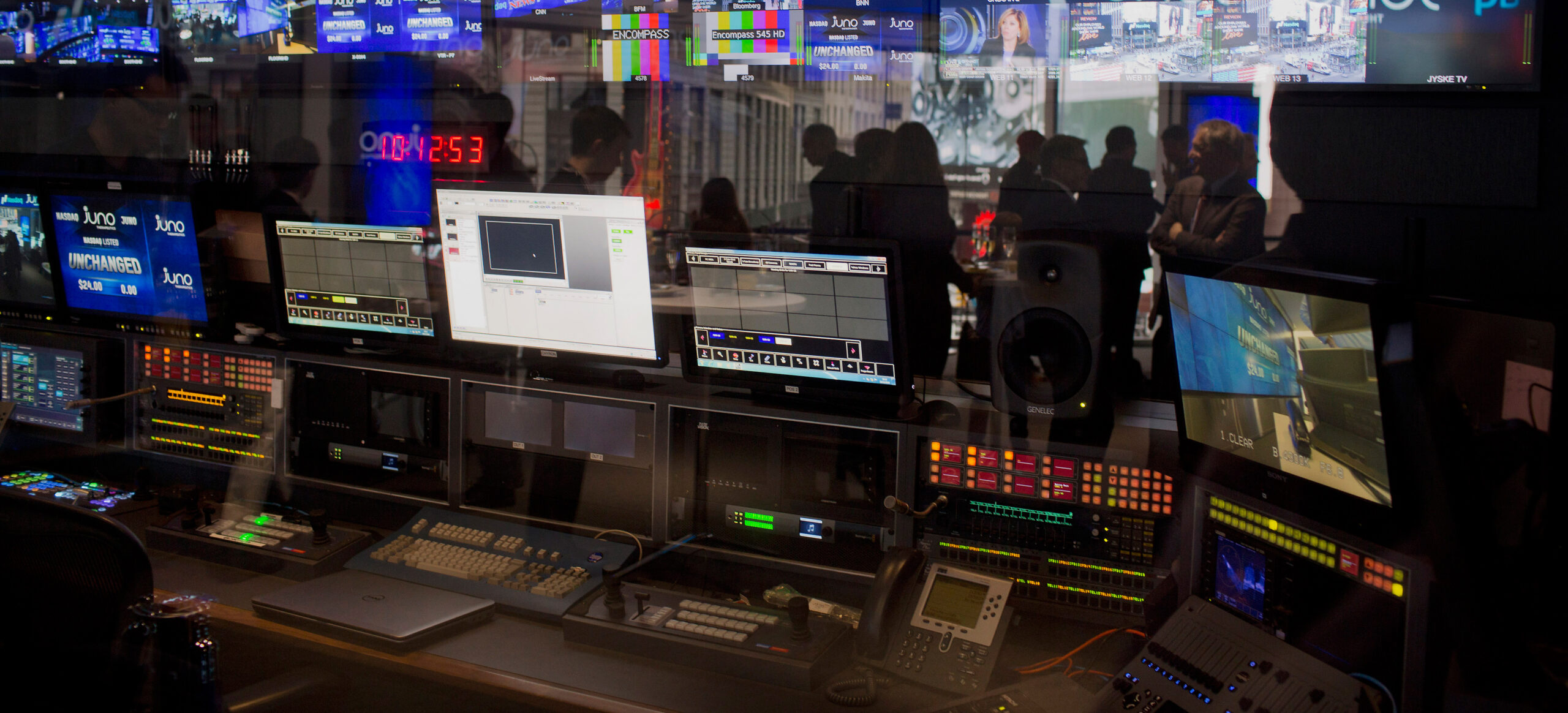 Telas de computador em um estúdio de TV