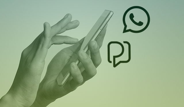 Mão digitando no celular e ícone do whatsapp em primeiro plano
