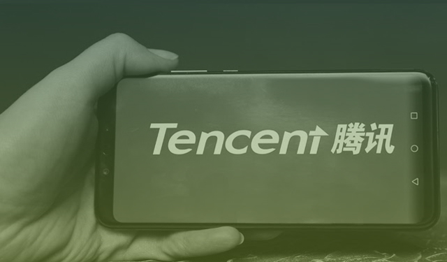 Pessoa segurando celular exibindo logo da Tencent