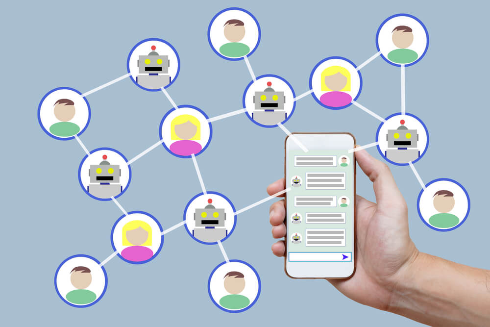 Ilustração de celular conectando várias pessoas e robos ilustrando chatbot