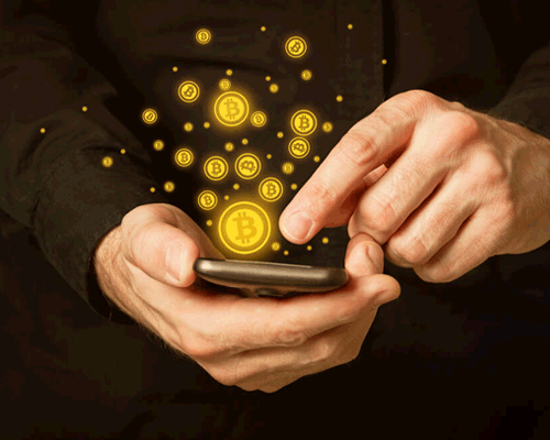 Pessoa utilizando celular com símbolos do bitcoin saindo de sua tela