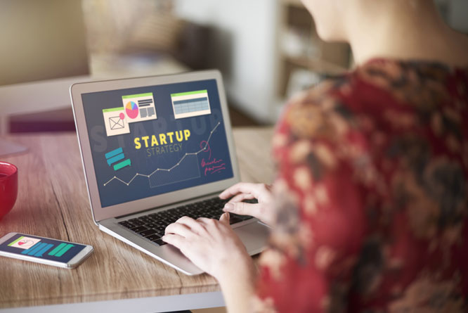 Pessoa utilizando computador exibindo imagem de Startup Strategy