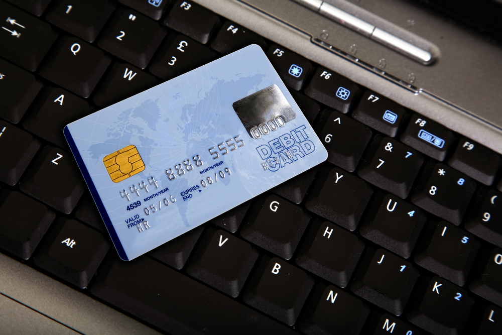 Cartão bancário sobre o teclado de um computador