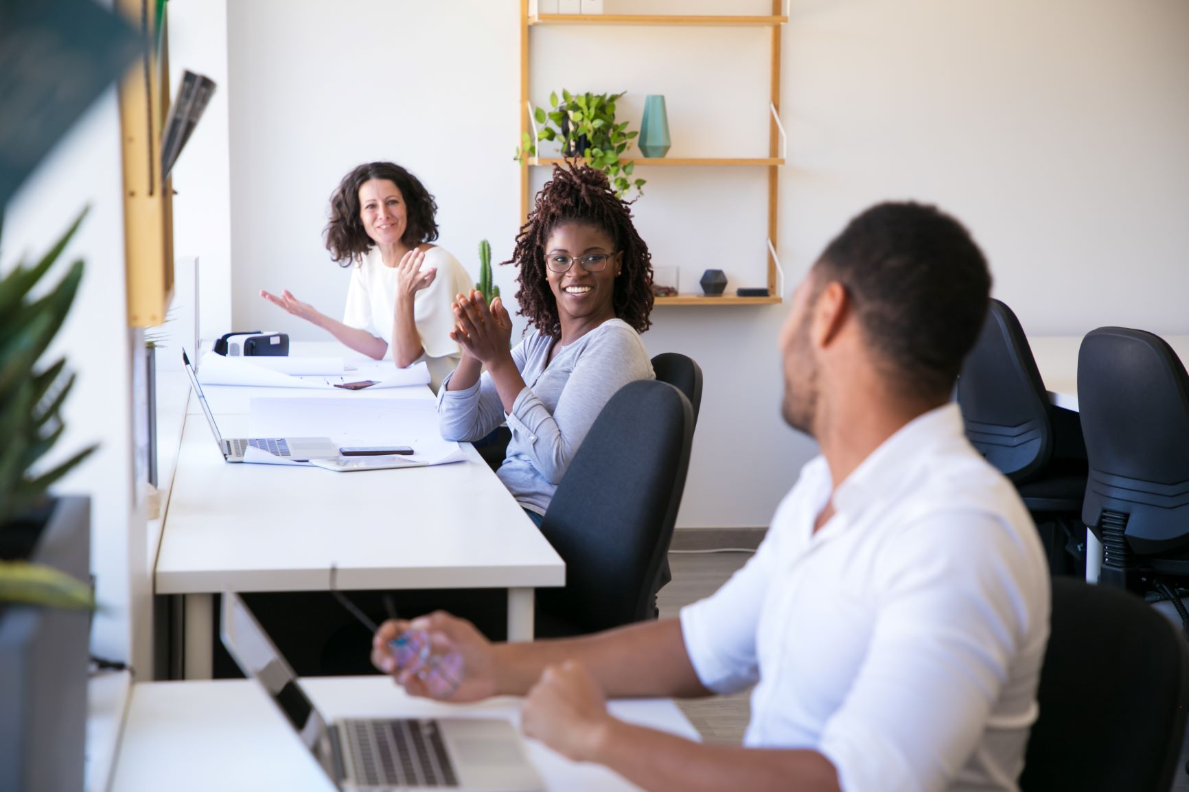 Pessoas em sala de escritório conversando