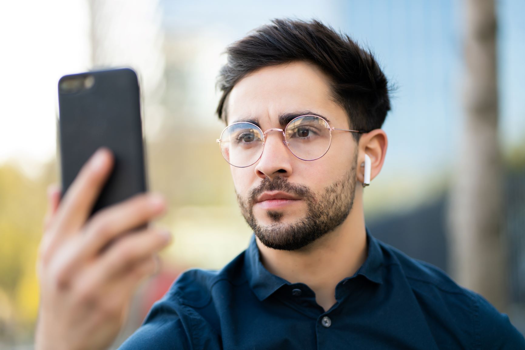 Homem utilizando a tecnologia face match em um iphone