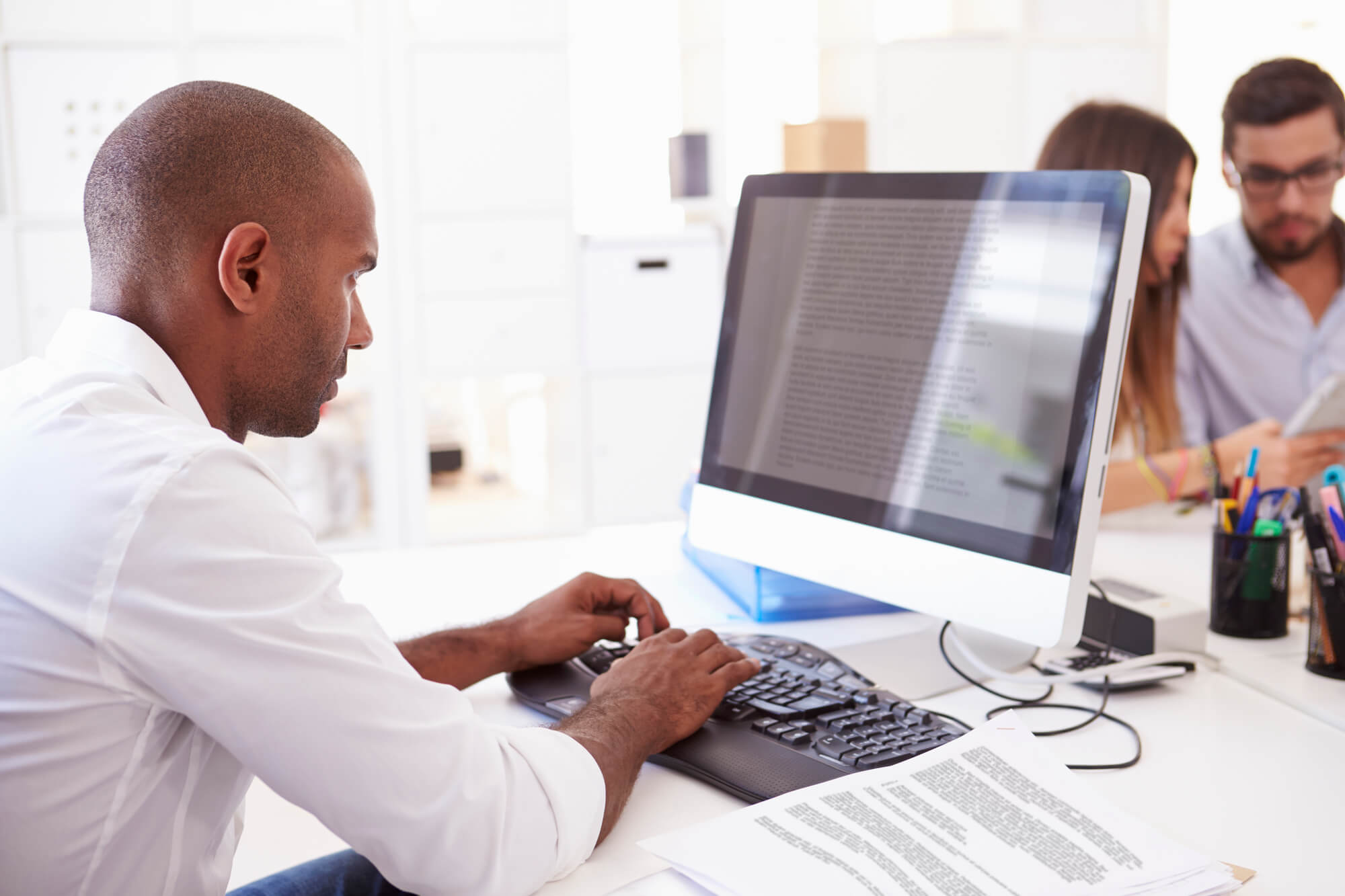 Homem digitando em um mac