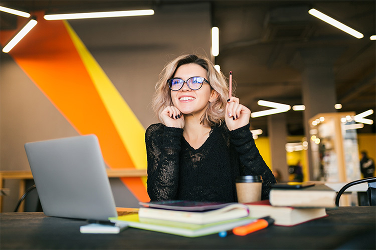 Mulher no ambiente de trabalho tendo uma boa ideia