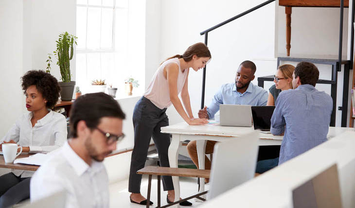 Pessoas em um escritório gerindo projetos