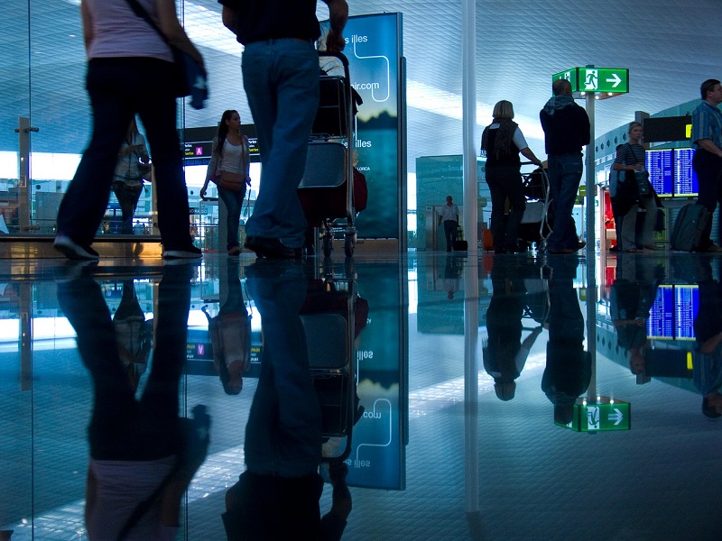 Pessoas andando em aeroporto