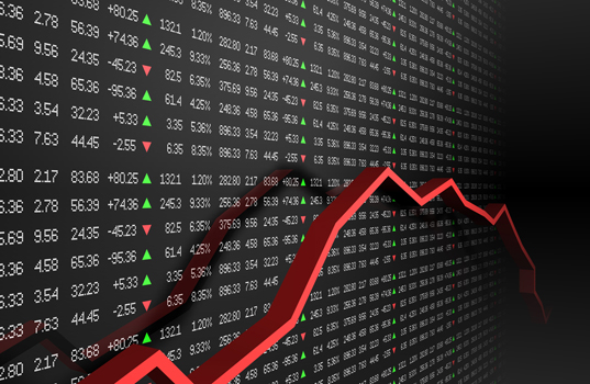 Imagem de gráficos da bolsa de valores e uma linha vermelha de queda em primeiro plano