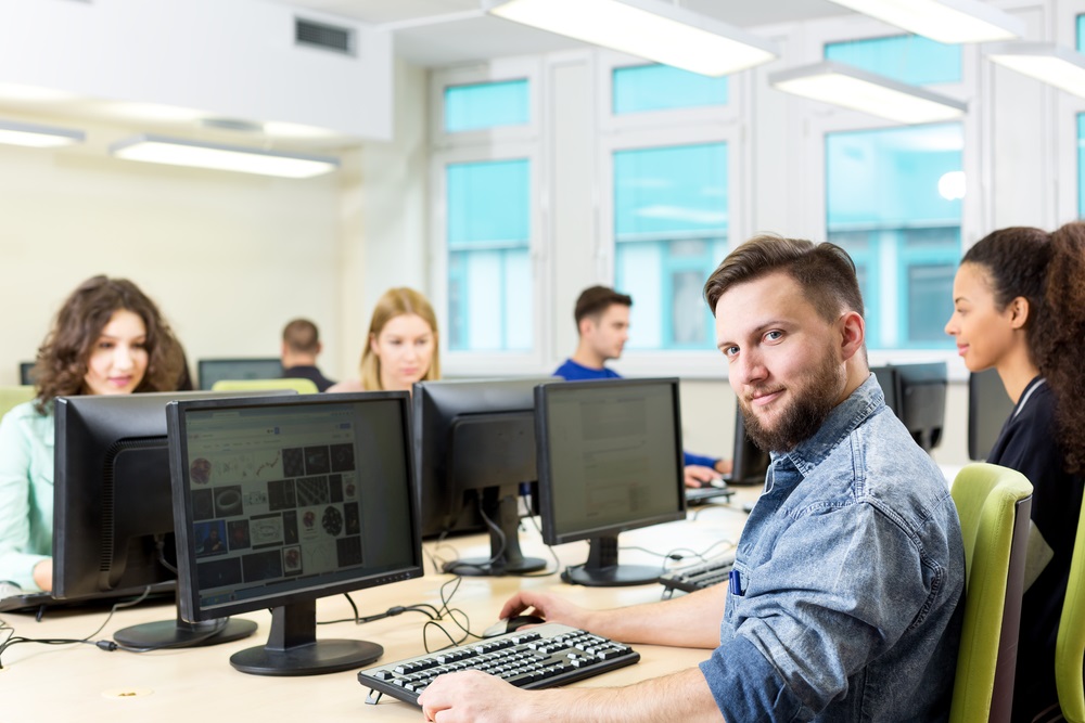 Pessoas em escritório utilizando computador