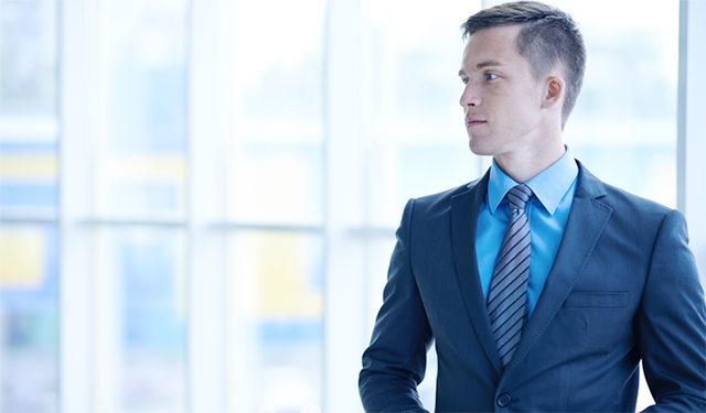 Homem com trajes sociais em escritório