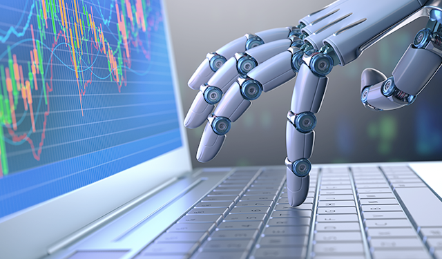 Robo digitando em computador simulando robôs de investimento