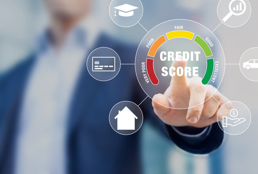 Homem com trajes sociais clicando em ícone projetado de Credit Score