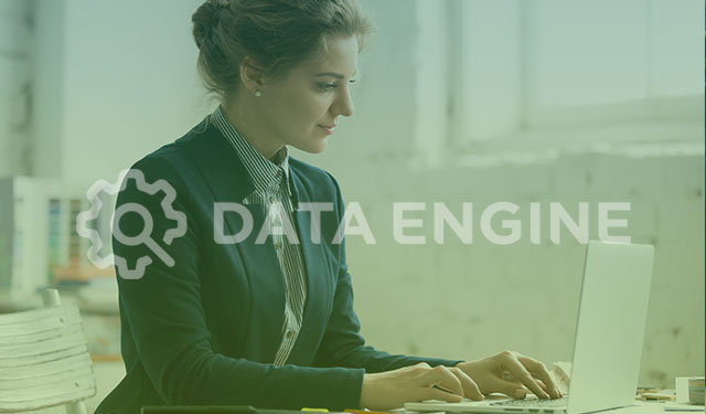 Banner de Data Engine com mulher ao fundo