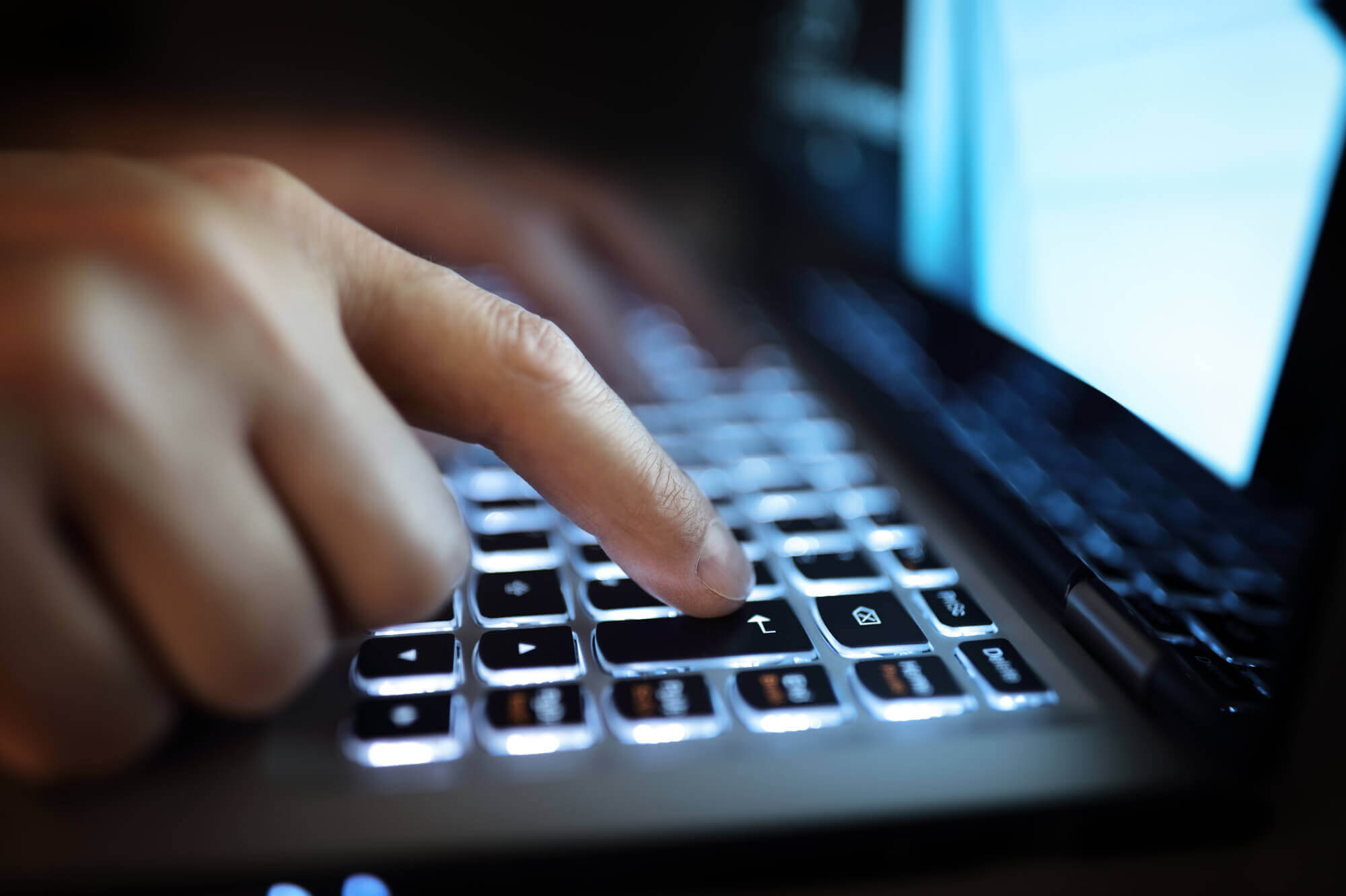 Pessoa utilizando computador interagindo com teclado