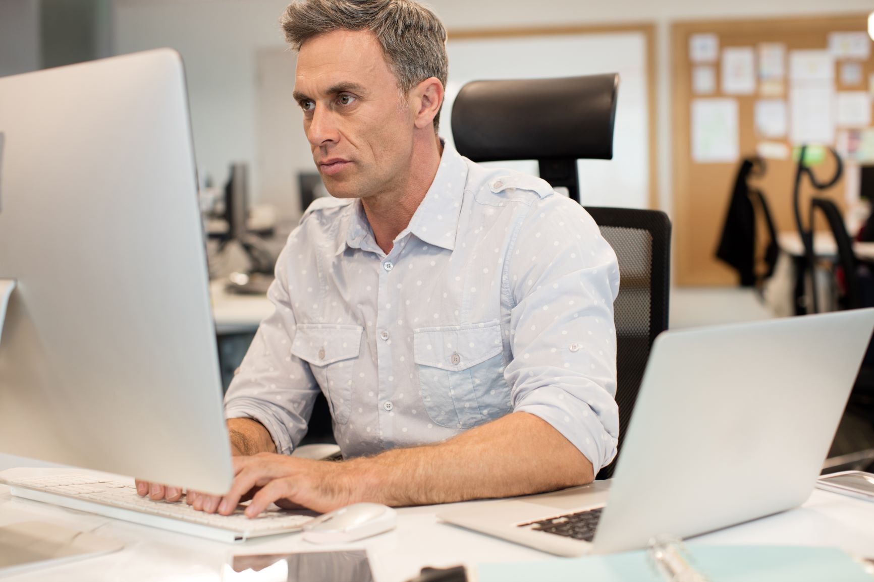 Homem utilizando computador em escritório